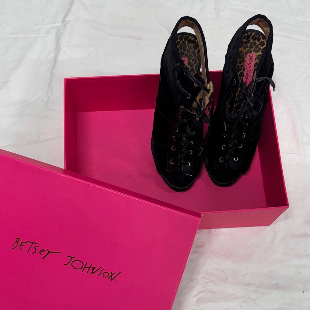 Y2K vintage Betsey Johnson Black Velvet Lace Up Boots